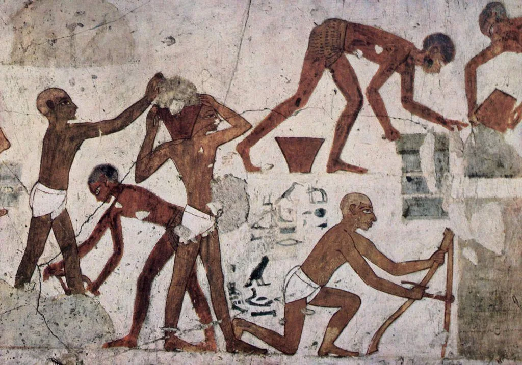 Pintura mural del Antiguo Egipto con obreros transportando y trabajando materiales de construcción