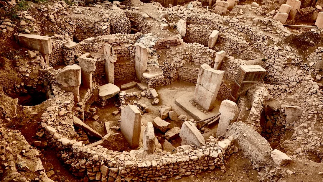 Recinto circular excavado en Göbekli Tepe, Turquía: muros de piedra y pilares en T sobre un suelo compactado y nivelado