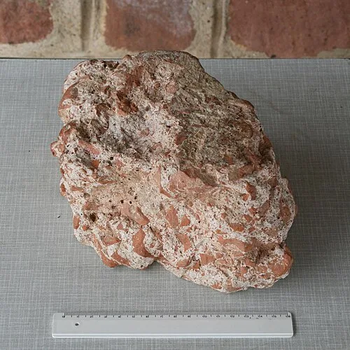 Fragmento de opus signinum de la villa romana de Haselburg: mortero de cal con cerámica triturada a la vista