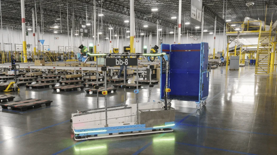 Robot de depósito automatizado circulando sobre un piso superplano en un centro logístico