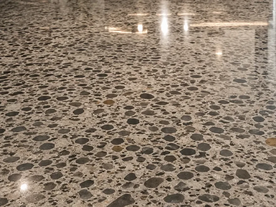 Piso de hormigón pulido a la piedra: árido grueso completamente expuesto, efecto terrazo