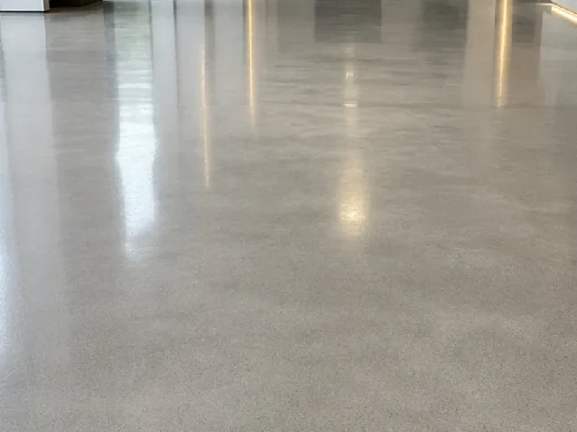 Piso de hormigón con terminación crema: superficie lisa y uniforme, sin árido a la vista
