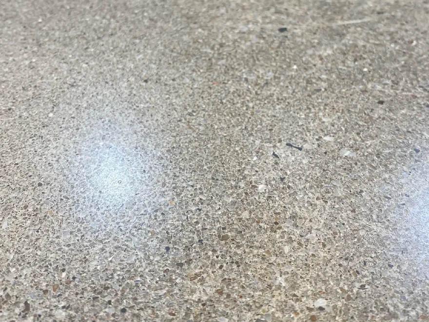 Piso de hormigón con terminación sal y pimienta: árido fino moteado a la vista